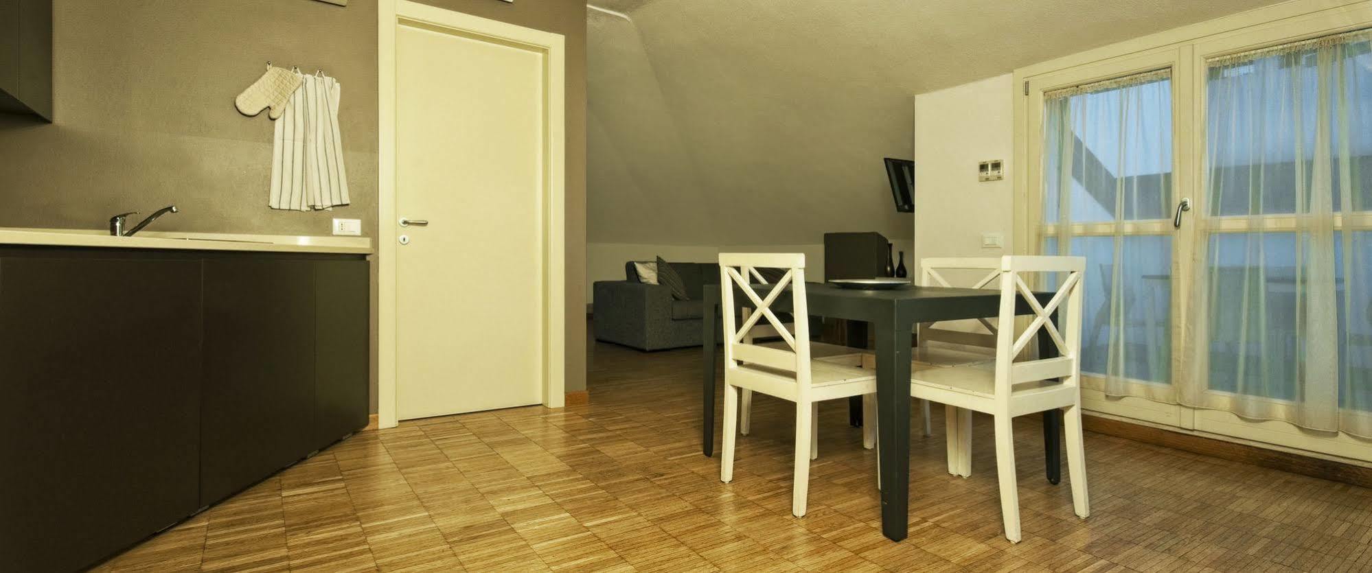 Vialeromadodici Rooms&apartments Affittacamere